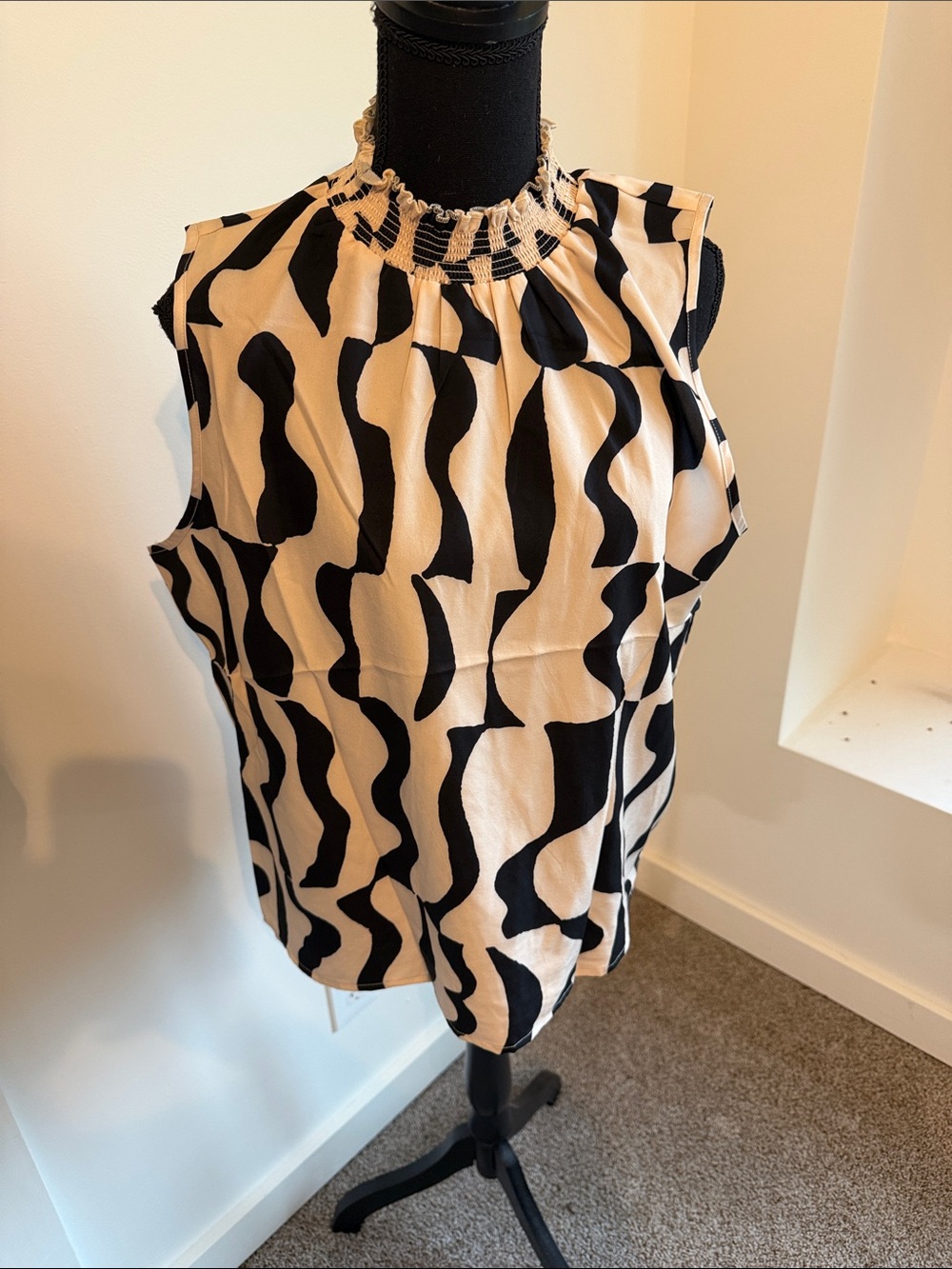 SHEIN Black and Cream Abstract Wave-Print Sleeveless Top